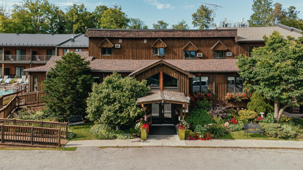 Fa&ccedil;ade de l'Auberge des Gallant en &eacute;t&eacute;